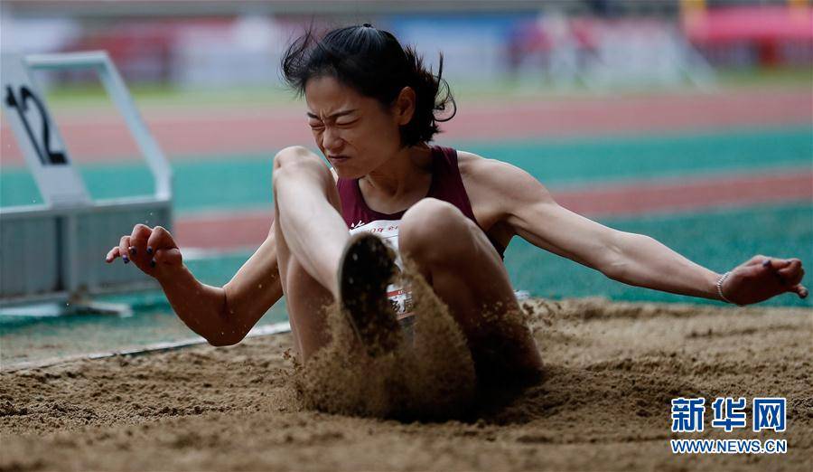 包含女子跳远选手紧张备战，力争登上领奖台的词条
