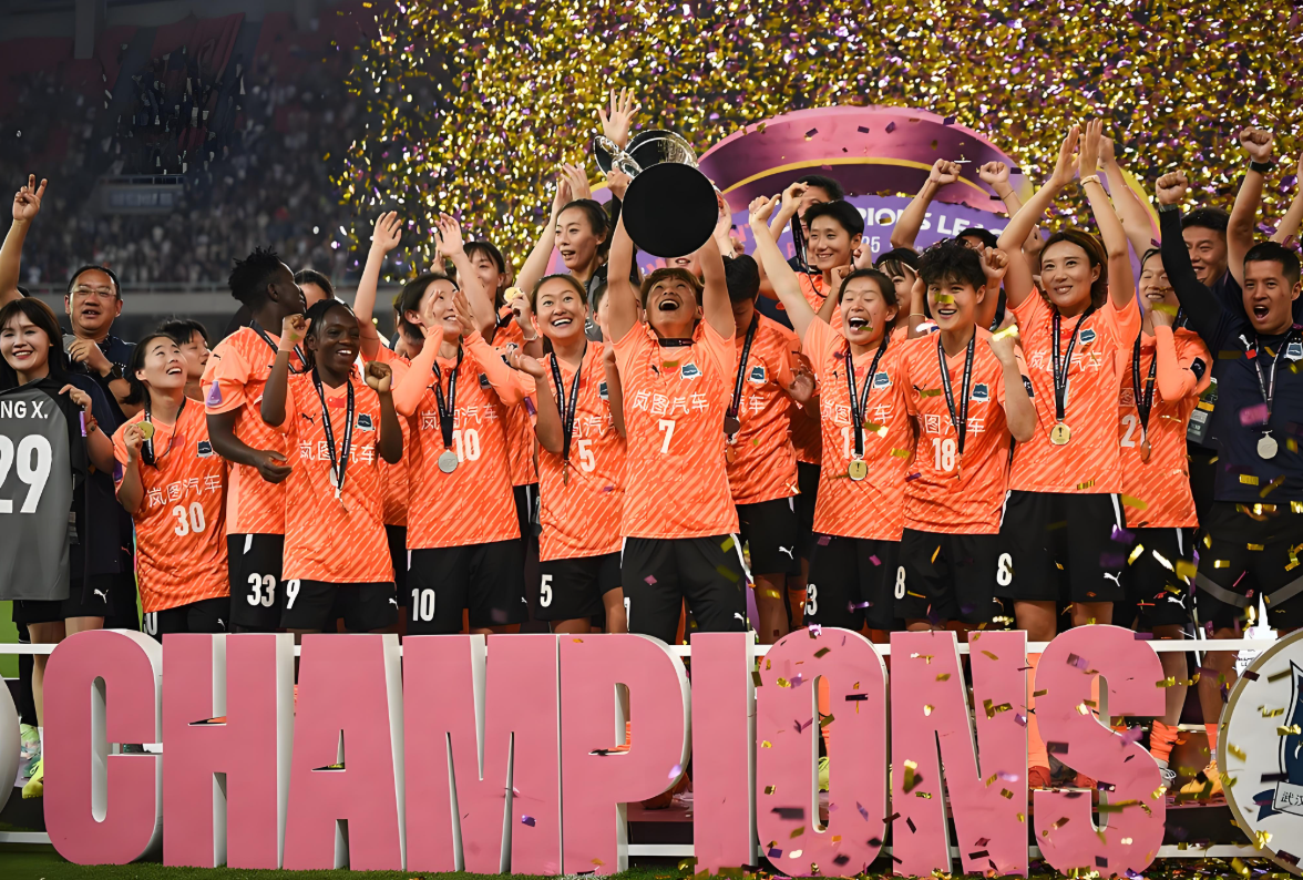 超级女足大赛震撼来袭,现场观众欢呼狂欢 超级女足大赛震撼来袭,现场观众欢呼狂欢