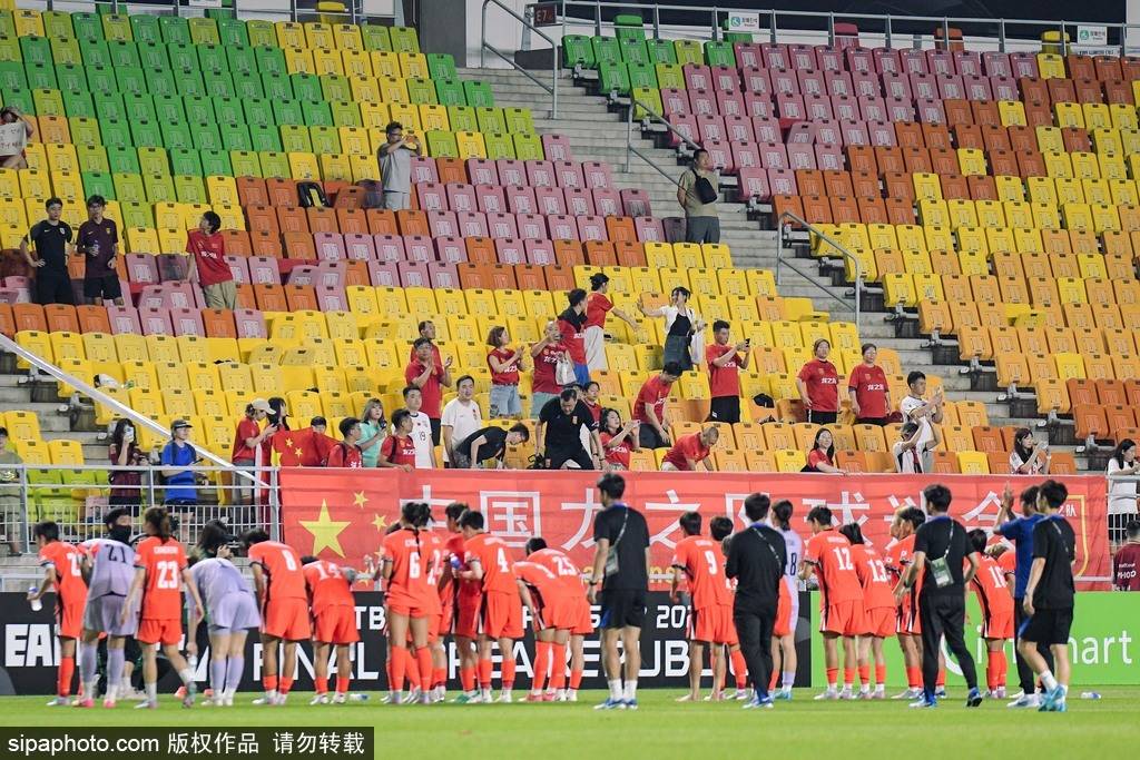 足球巨星们为荣誉展开激烈争夺 足球巨星们为荣誉展开激烈争夺