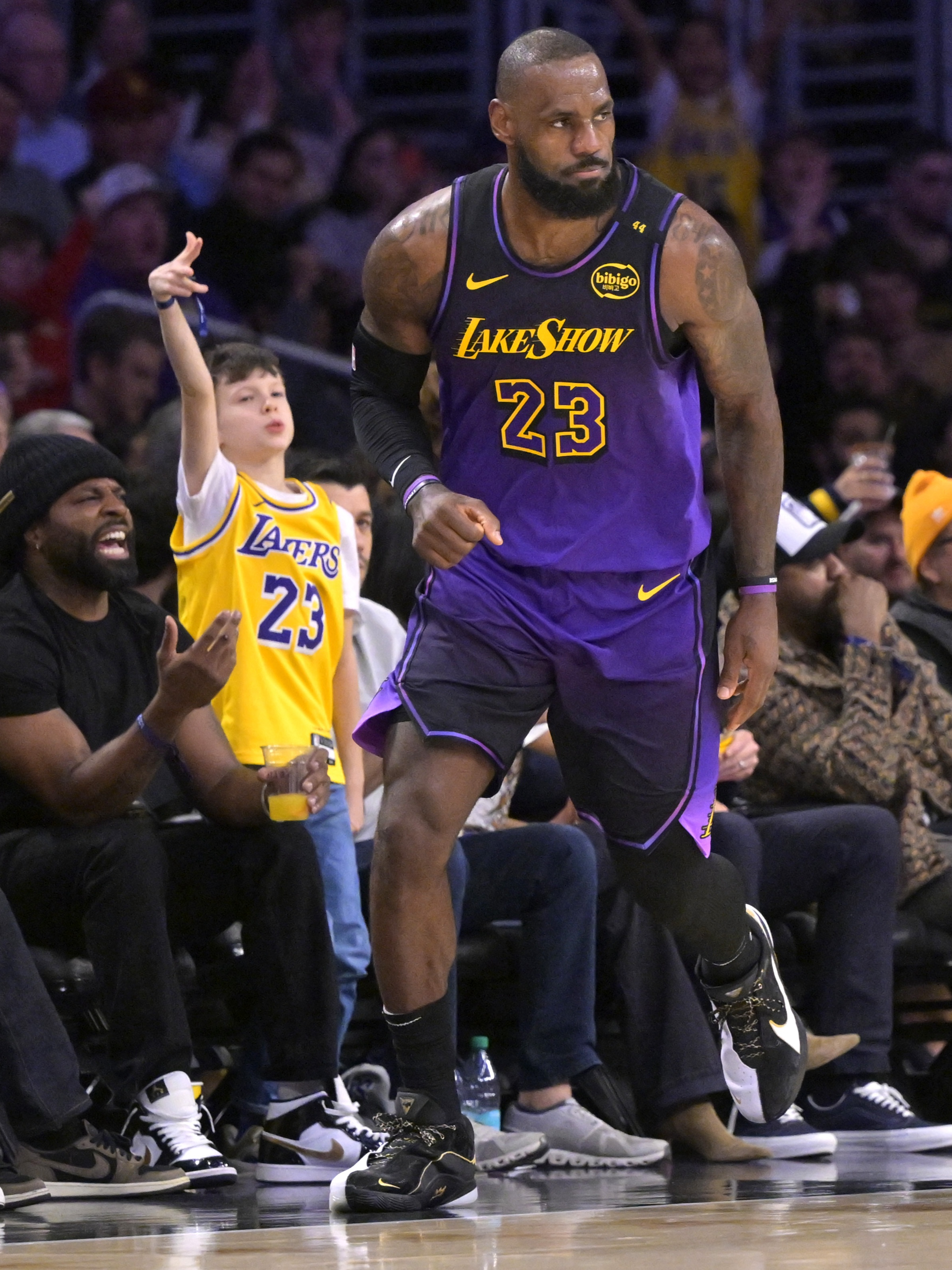 篮球赛场绽放激情,球员表现亮眼抢镜 篮球赛场绽放激情,球员表现亮眼抢镜